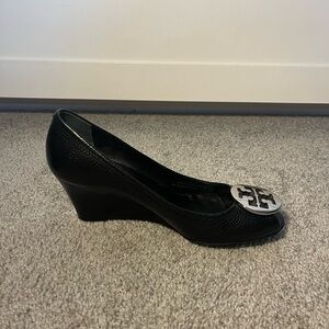 Tory Burch Signature Logo Leather Pumps